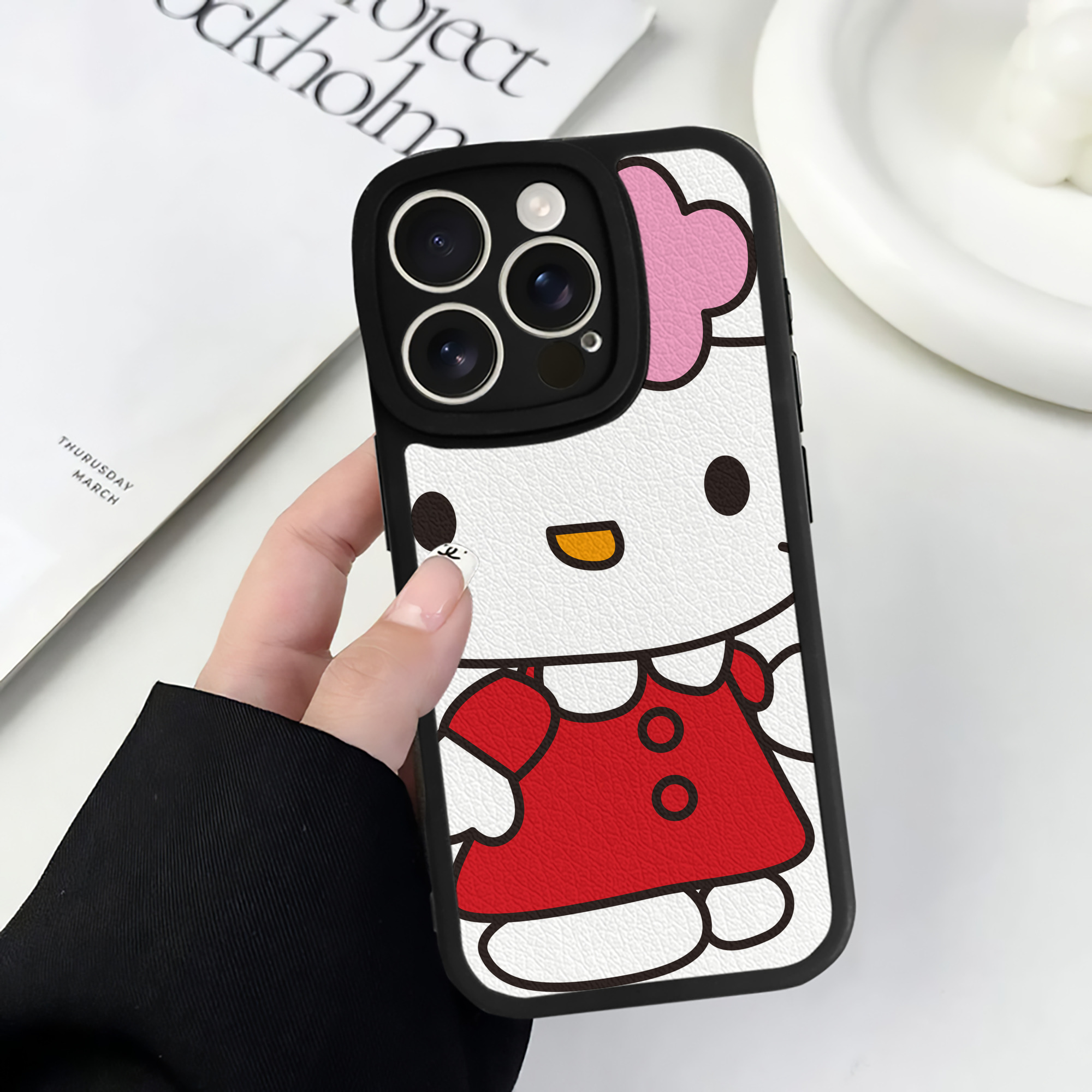 （画像用） Hello Kitty ハローキティ 【iPhone 16シリーズ対応】シリコンスマホケース（レザー調） 材質：シリコン